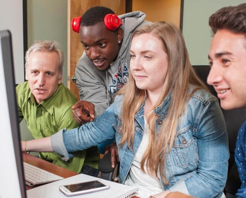 southern oregon university communication students and professor on computer