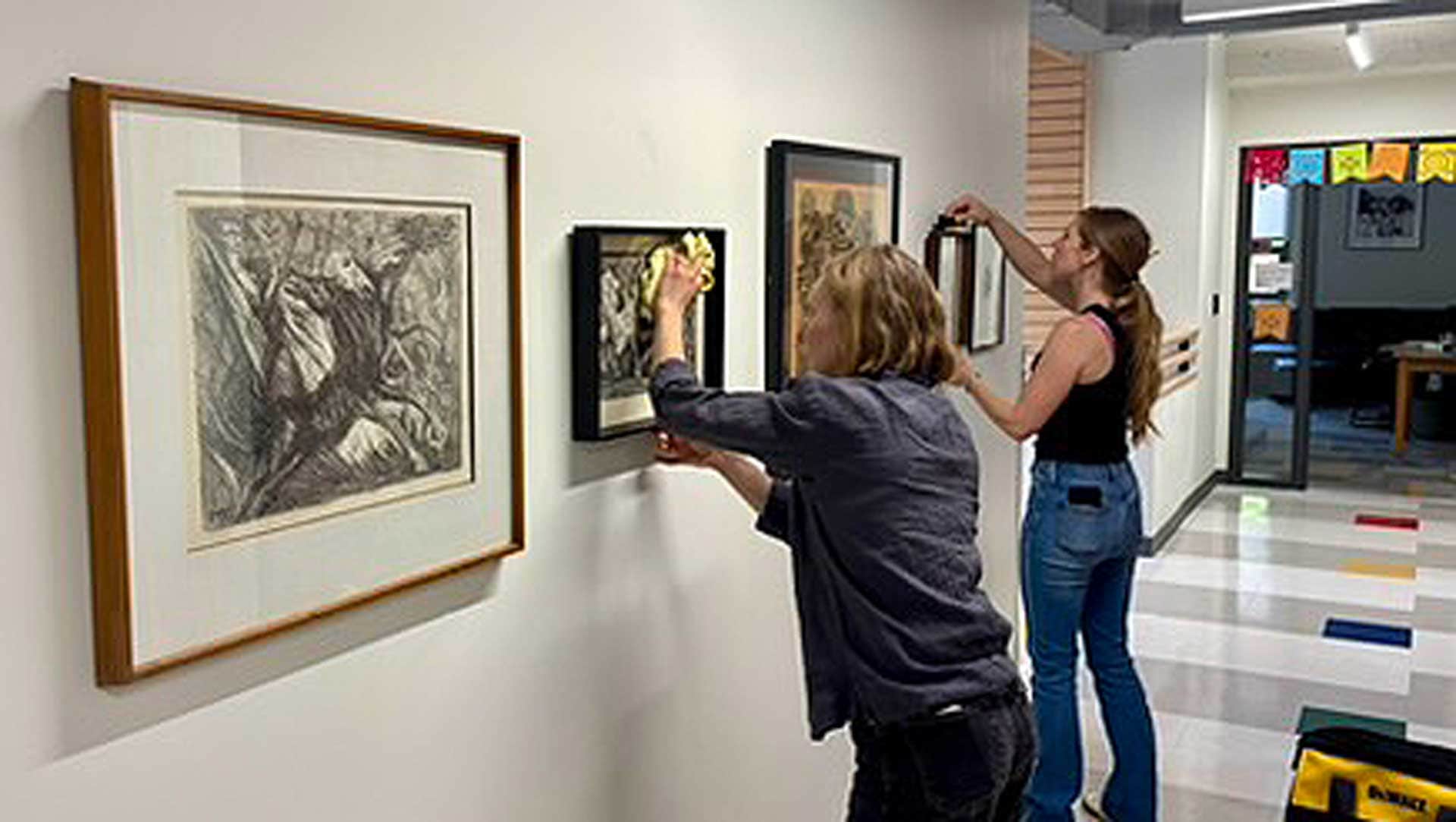 Donación de arte mexicano al Programa de Español transforma Central Hall
